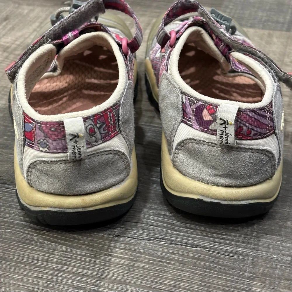 Keen Newport waterproof/hiking Sandals, Big Kids Size 2, in ”Grape Kiss” GUC